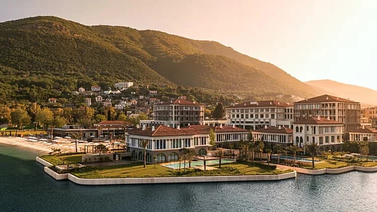 Luxuriöses One&Only Portonovi Resort an der Bucht von Kotor mit Strand, Poolanlagen und Bergen im Hintergrund