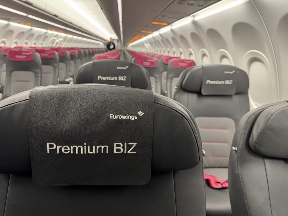 Eurowings Premium BIZ Sitzreihe im Flugzeug mit schwarzen Ledersitzen und rosafarbenen Kopfstützenabdeckungen am Flughafen DUS
