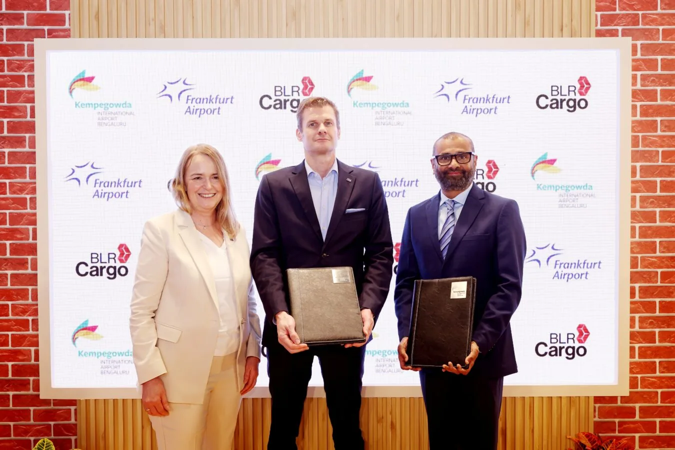 Von links nach rechts: Simone Schwab, Senior Vice President Aviation & Cargo Development (FRA); Alexander Laukenmann, Senior Executive Vice President Aviation (FRA); Girish Nair, Chief Operating Officer (BIAL)