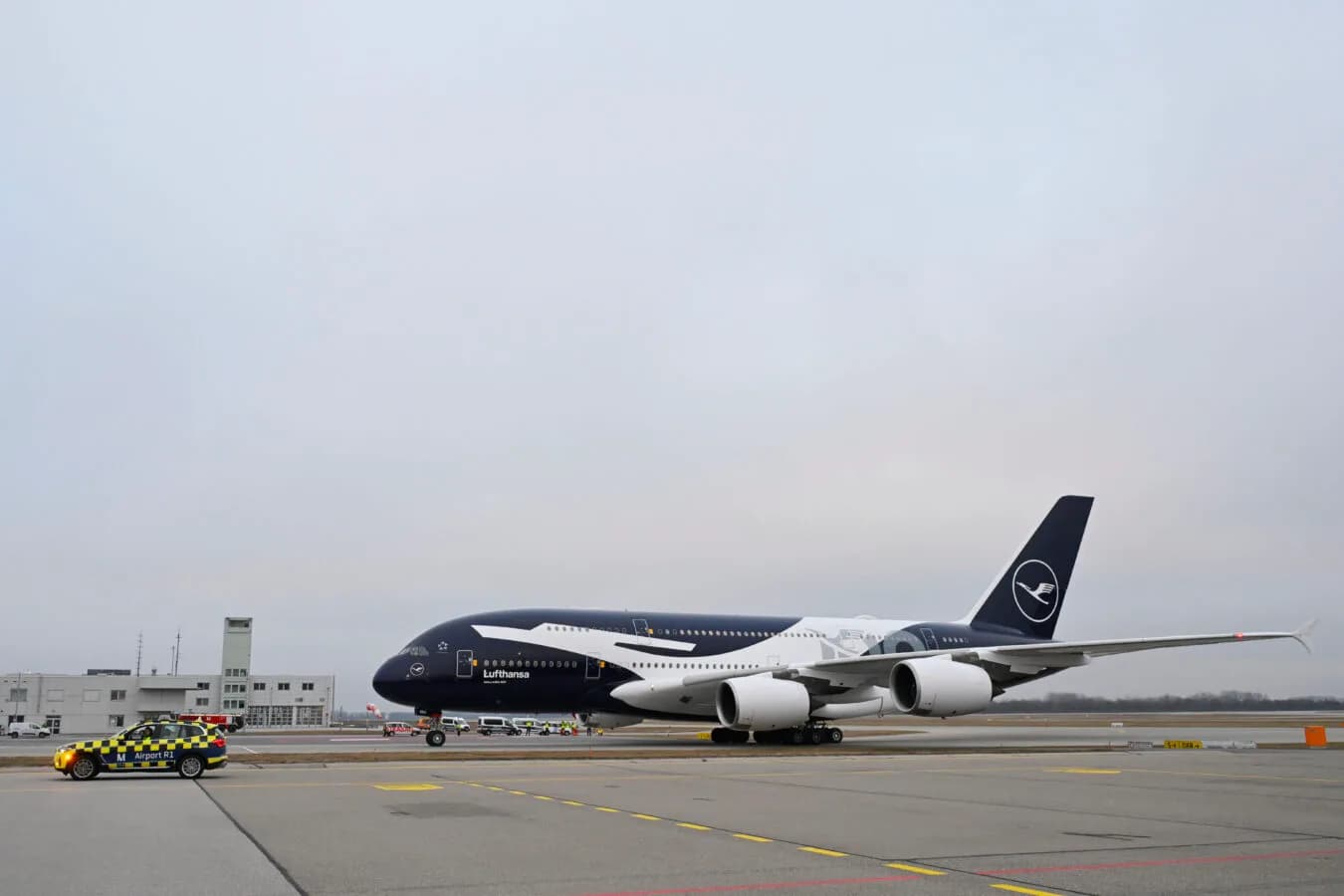 Lufthansa A380 in Kranich Sonderlackierung auf Rollfeld mit Flughafenfahrzeug im Vordergrund