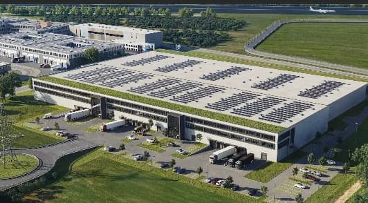 Logistikimmobilie mit Solardach und Laderampen auf Flughafennähe, Fraport-Standort mit Parkplätzen und angrenzenden Wirtschaftsbauten