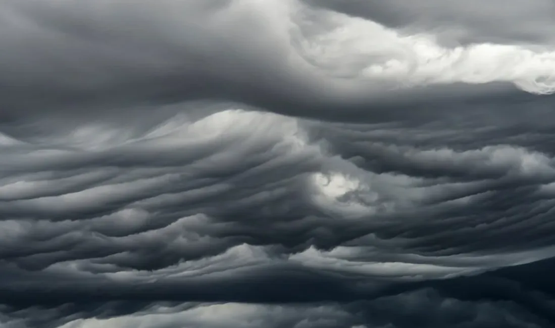 Dramatische, geschichtete Gewitterwolken mit wellenförmigen Strukturen und starker Turbulenz, Symbolbild für IATA Turbulence Aware