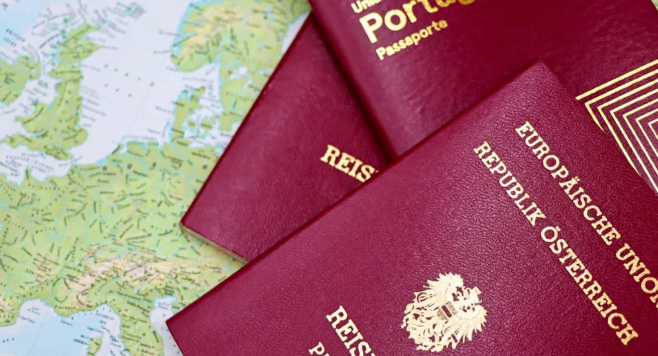 Rote Reisepässe auf einer Europakarte, Nahaufnahme von EU-Passdokumenten am Flughafen Frankfurt mit Bezug zu EasyPass