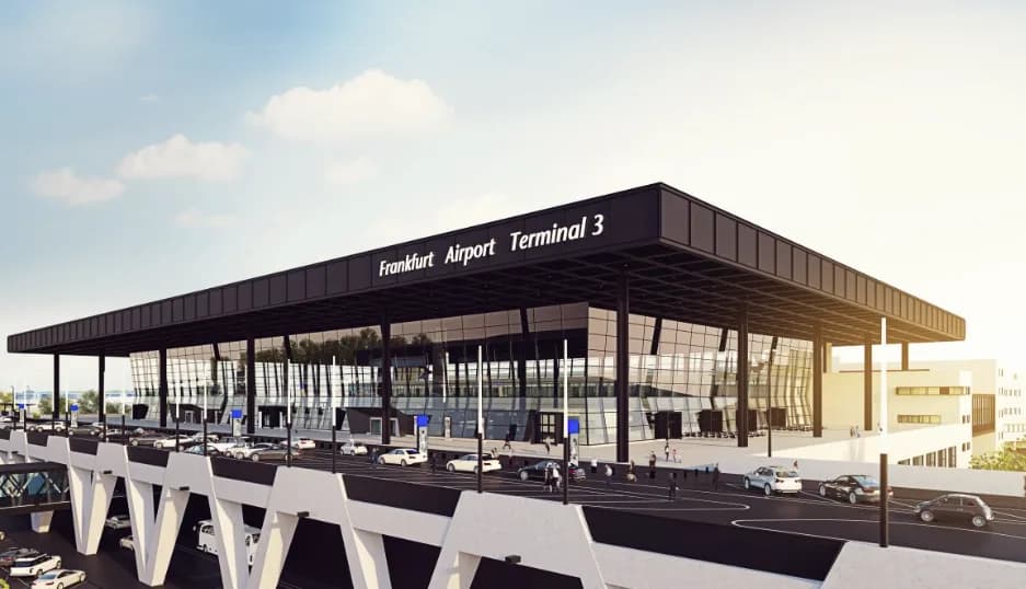 Frankfurt Airport Terminal 3 Außenansicht mit Parkebene, Fahrbahn und Fahrzeugen am Fraport Parkbereich