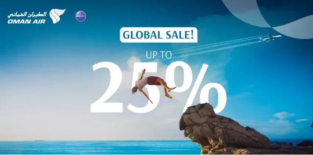 Oman Air Werbegrafik mit Meer, Felsklippe und Flugzeug zeigt Global Sale bis zu 25 Prozent Rabatt