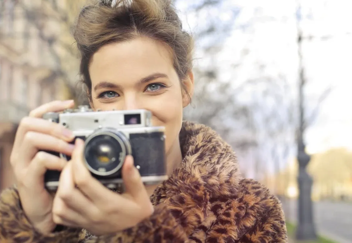 Frau fotografiert mit Kamera an einem Flughafen-Sicherheitsbereich, Fotografie-Szene am Flughafen Frankfurt