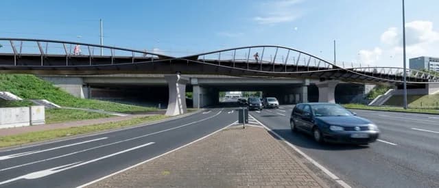 Radbrücke über mehrspurige Zufahrtsstraße beim Fraport Neubau ParkSleep&Fly mit Fußgängern und Fahrzeugen