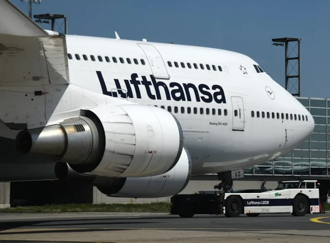 Lufthansa Boeing 747 am Flughafen Frankfurt beim Schleppen, Frontbereich mit Triebwerk und Cockpit vor Terminal