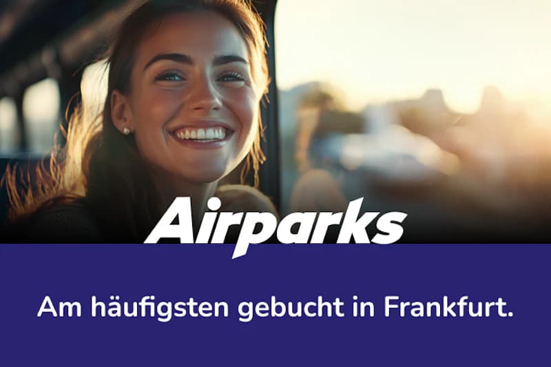 Lächelnde junge Frau im Auto, darüber großes Airparks-Logo und Slogan Am häufigsten gebucht in Frankfurt.