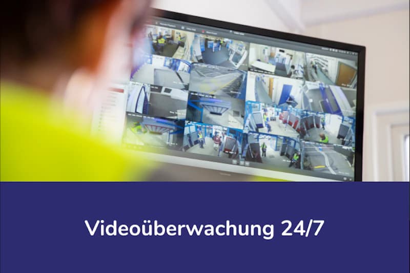 Monitor mit mehreren Überwachungskameras in Kacheln, unscharfe Person im Vordergrund und Schrift Videoüberwachung 24/7.