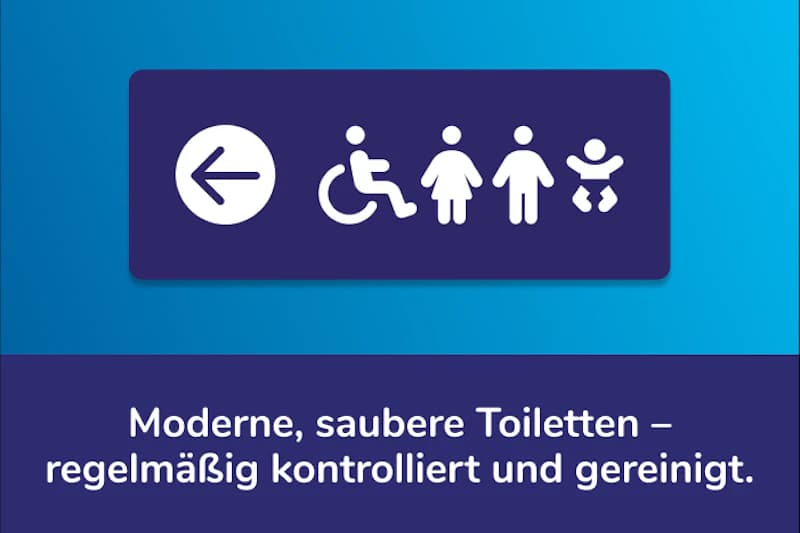 Schild mit Pfeil nach links und Toilettensymbole für Rollstuhl, Frau, Mann und Wickelraum auf blauem Hintergrund.