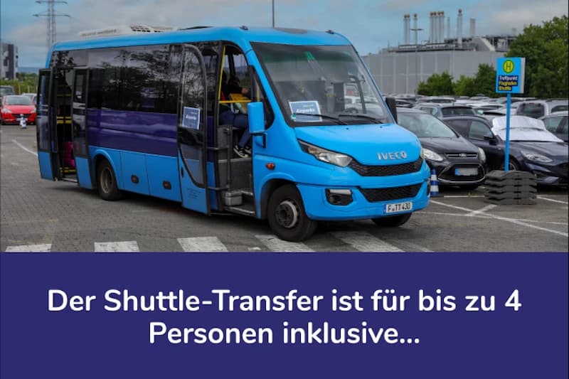 Blauer Shuttlebus mit geöffneter Tür auf Parkplatz neben geparkten Autos.