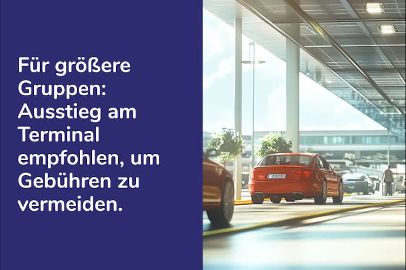 Autos an der Terminalvorfahrt unter Vordach rechts, links dunkler Bereich mit weißem Hinweistext in deutscher Sprache.