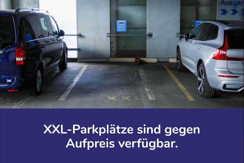 Parkhaus mit zwei geparkten Autos und markierter XXL Parkfläche.