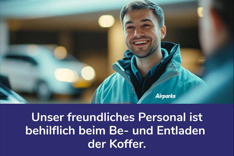 Lächelnder Mitarbeiter in Airparks-Jacke in Parkhaus vor geparktem Auto.