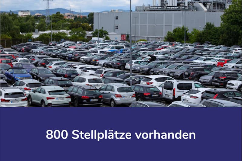 Großer Außenparkplatz mit dicht geparkten Autos und lila Balken mit Schrift 800 Stellplätze vorhanden.