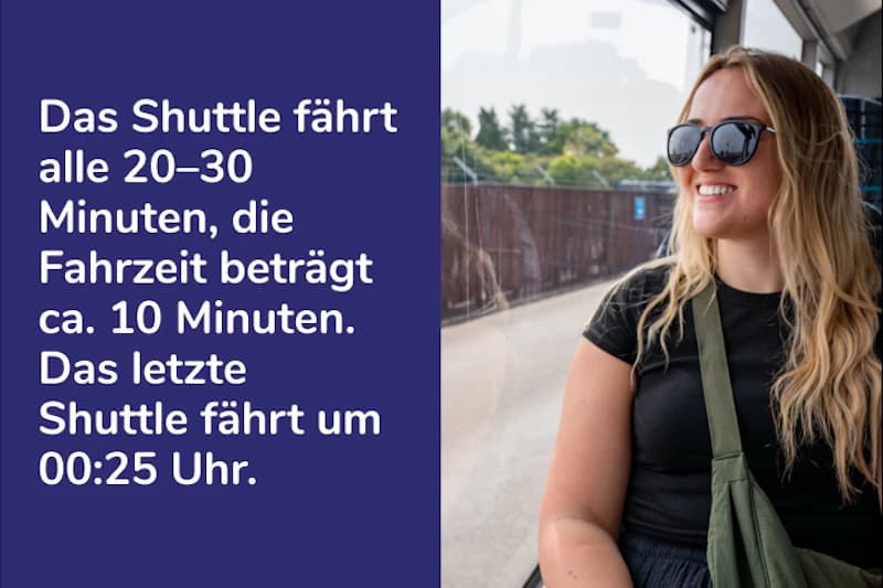 Junge Frau mit Sonnenbrille und Umhängetasche sitzt im Shuttle neben Fenster; links Textfeld mit Shuttlefahrzeiten.