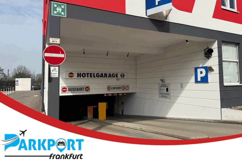 Einfahrt zur Hotelgarage am Mainparkhaus Frankfurt mit Parkzeichen, Einfahrts- und Ausfahrtschildern sowie Schranken.