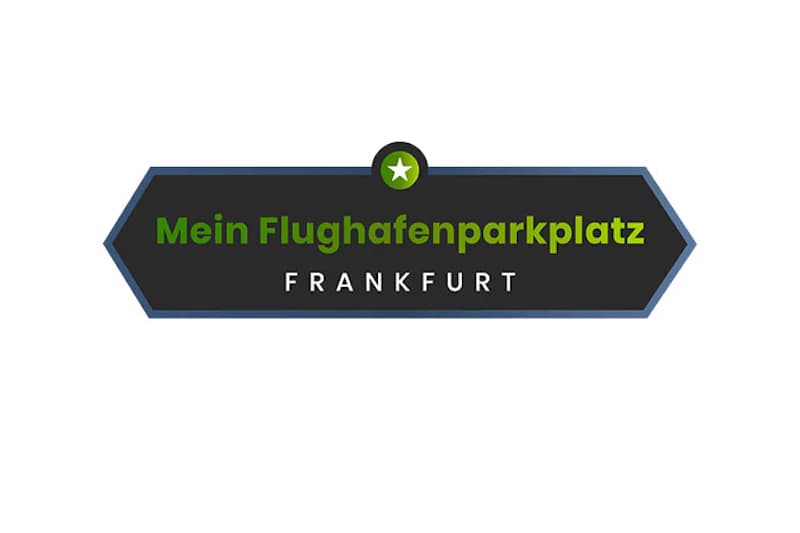 Dunkles pfeilförmiges Schild mit grünem Stern und dem Schriftzug Mein Flughafenparkplatz FRANKFURT.