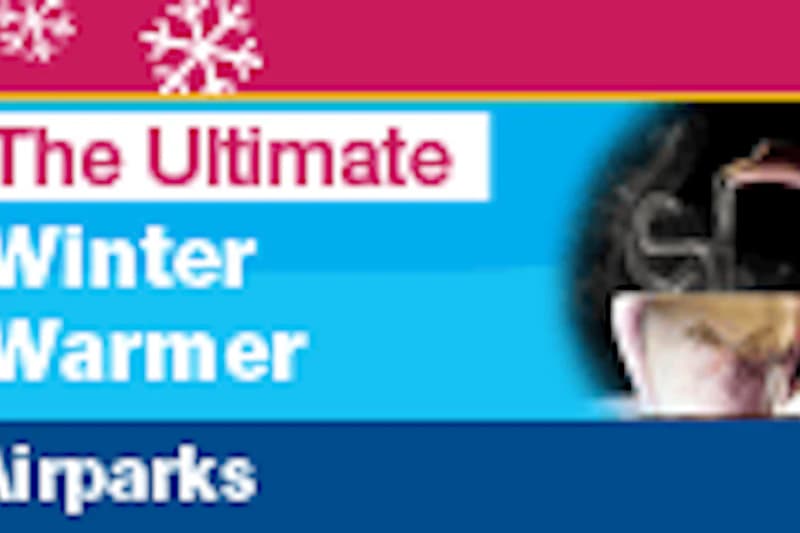 Bunter Werbebanner mit Schneeflocken, unscharfem Text und Kaffeetasse rechts.