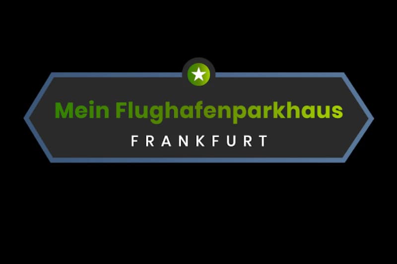 Dunkles Schild mit grünem Schriftzug Mein Flughafenparkhaus, weißer Schrift FRANKFURT, blaues Rahmenband und grüner Stern.